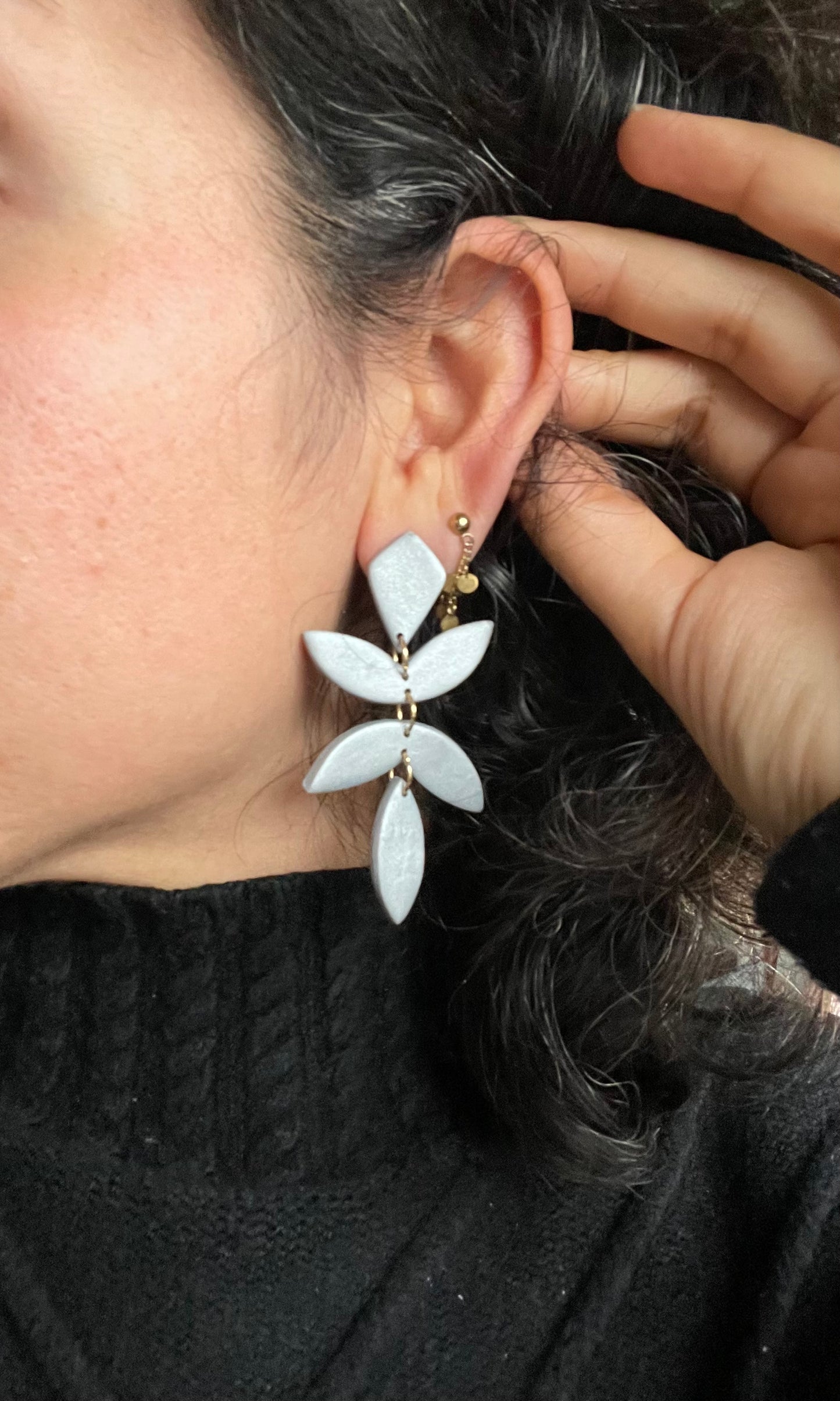 Chiara blad oorbellen - zilver metallic