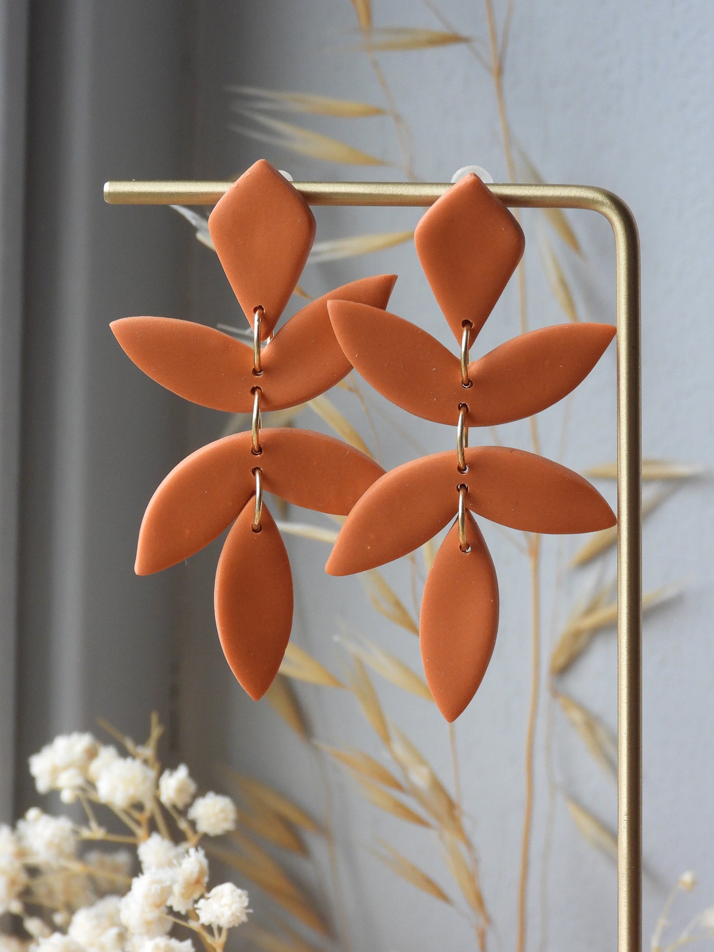 Chiara leaf earrings - cognac