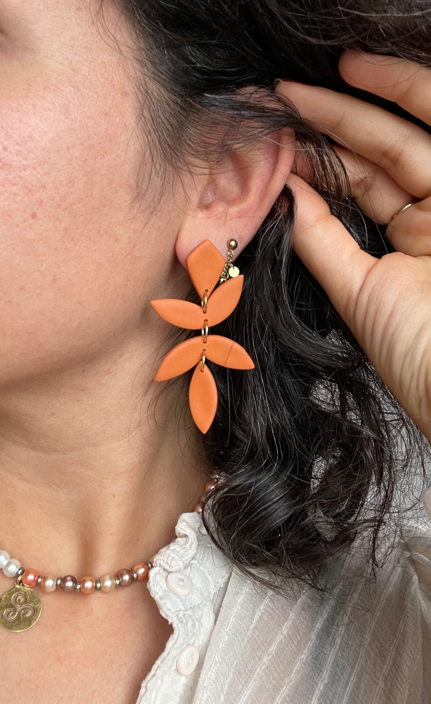 Chiara leaf earrings - cognac