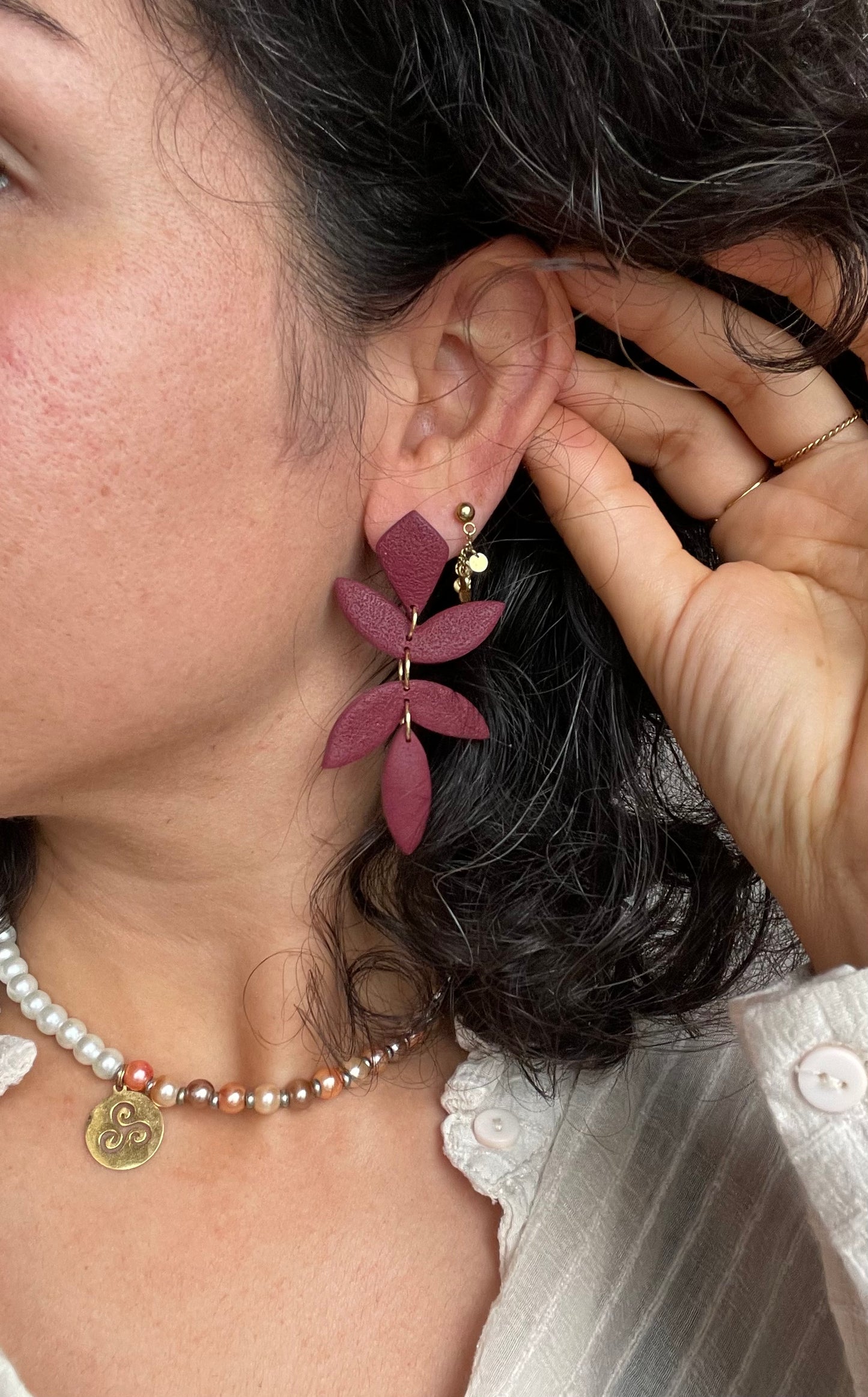 Chiara leaf earrings - bordeaux