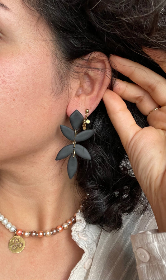 Chiara blad oorbellen - zwart