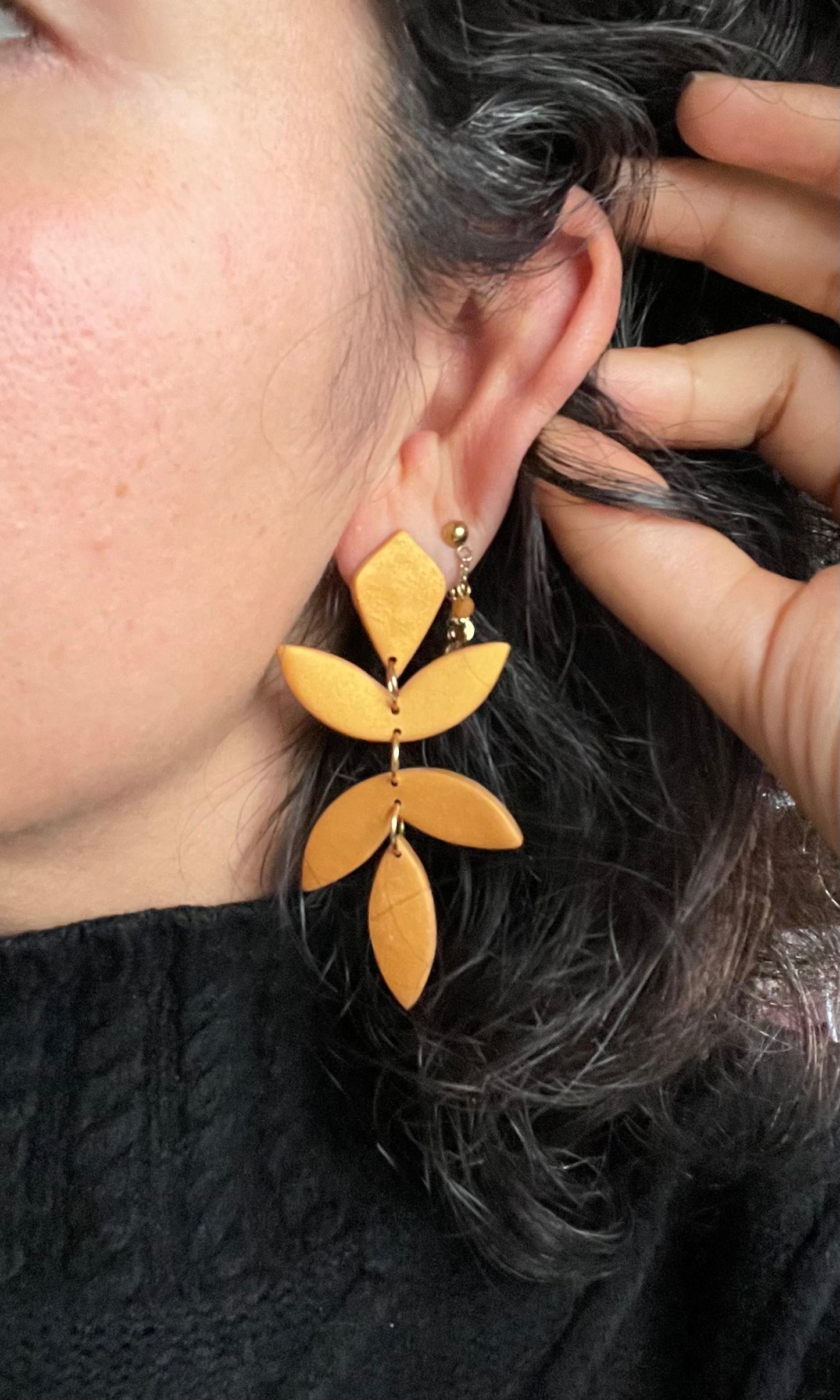 Chiara Leaf Earrings - Gold Metallic