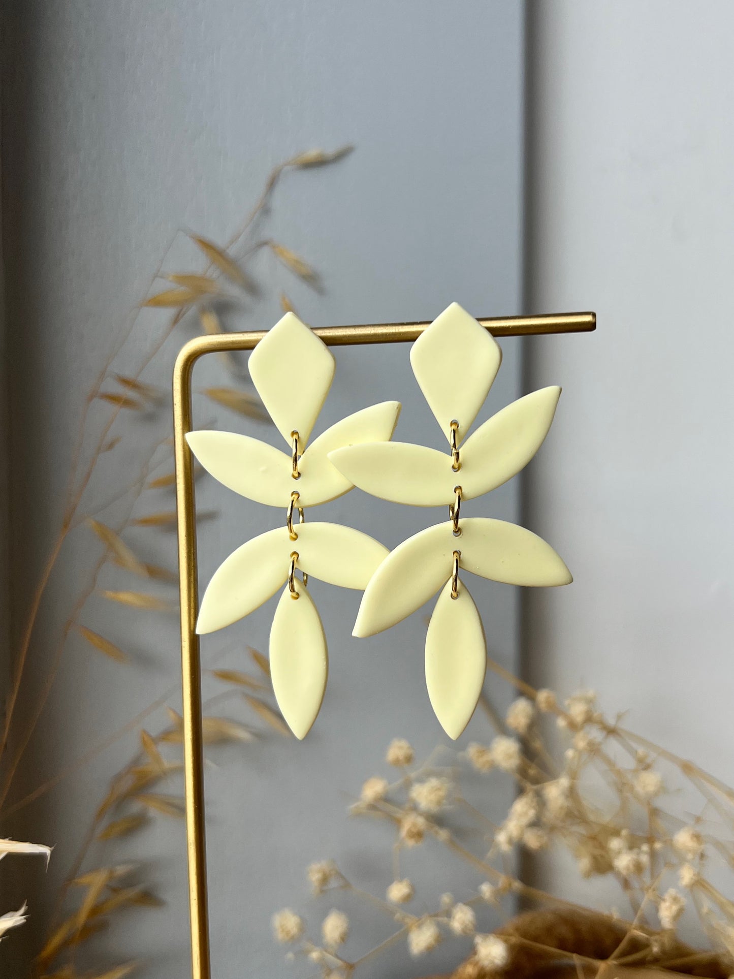 Chiara blad oorbellen - butter yellow