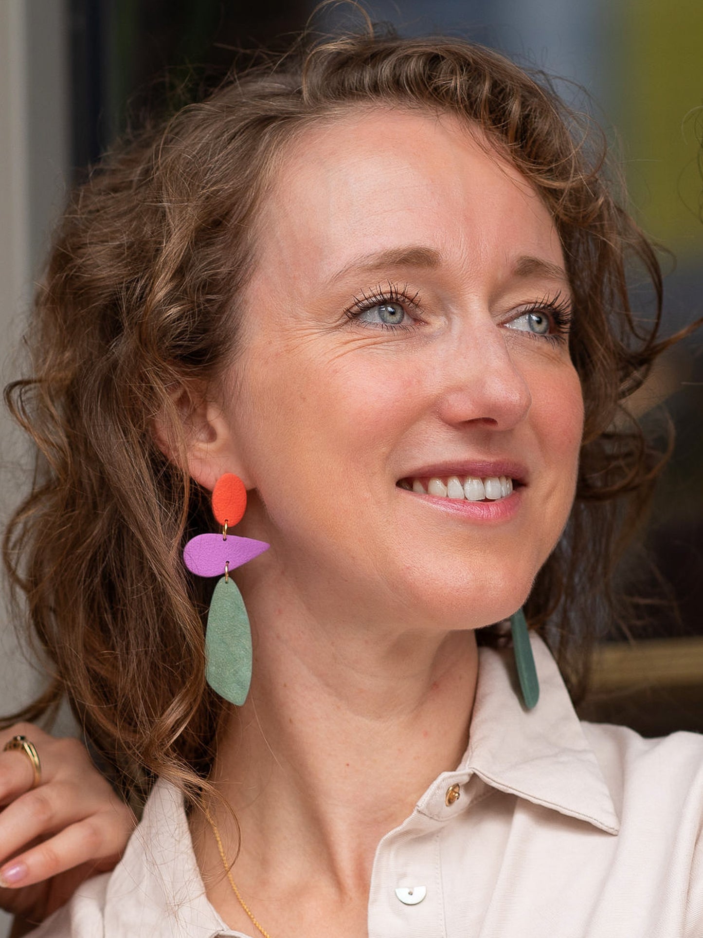 Evi oorbellen met drie kleuren en speelse vormen, handgemaakte statement oorbellen Extra: Evi oorbellen van 8,5 cm lang gedragen