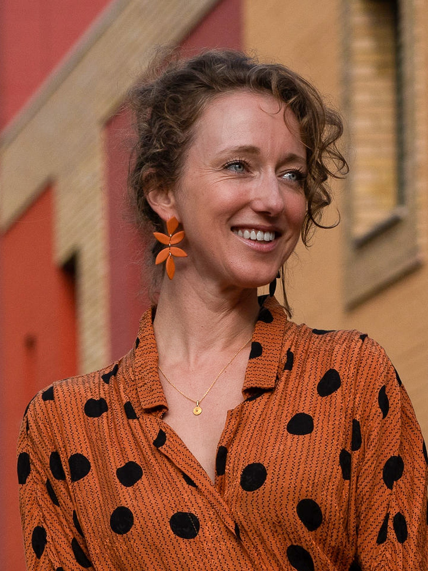 Chiara leaf earrings - cognac