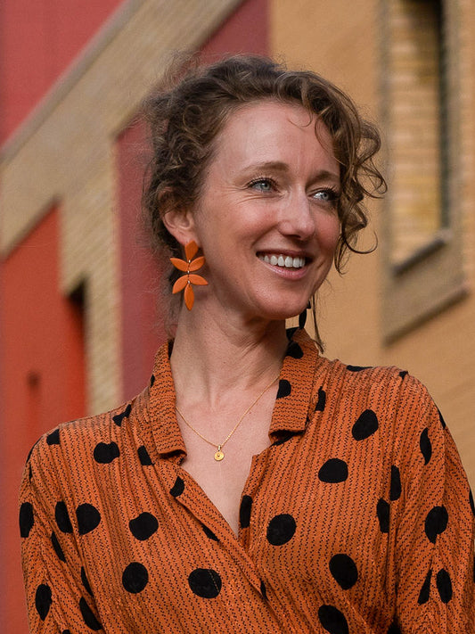 Chiara blad oorbellen - cognac