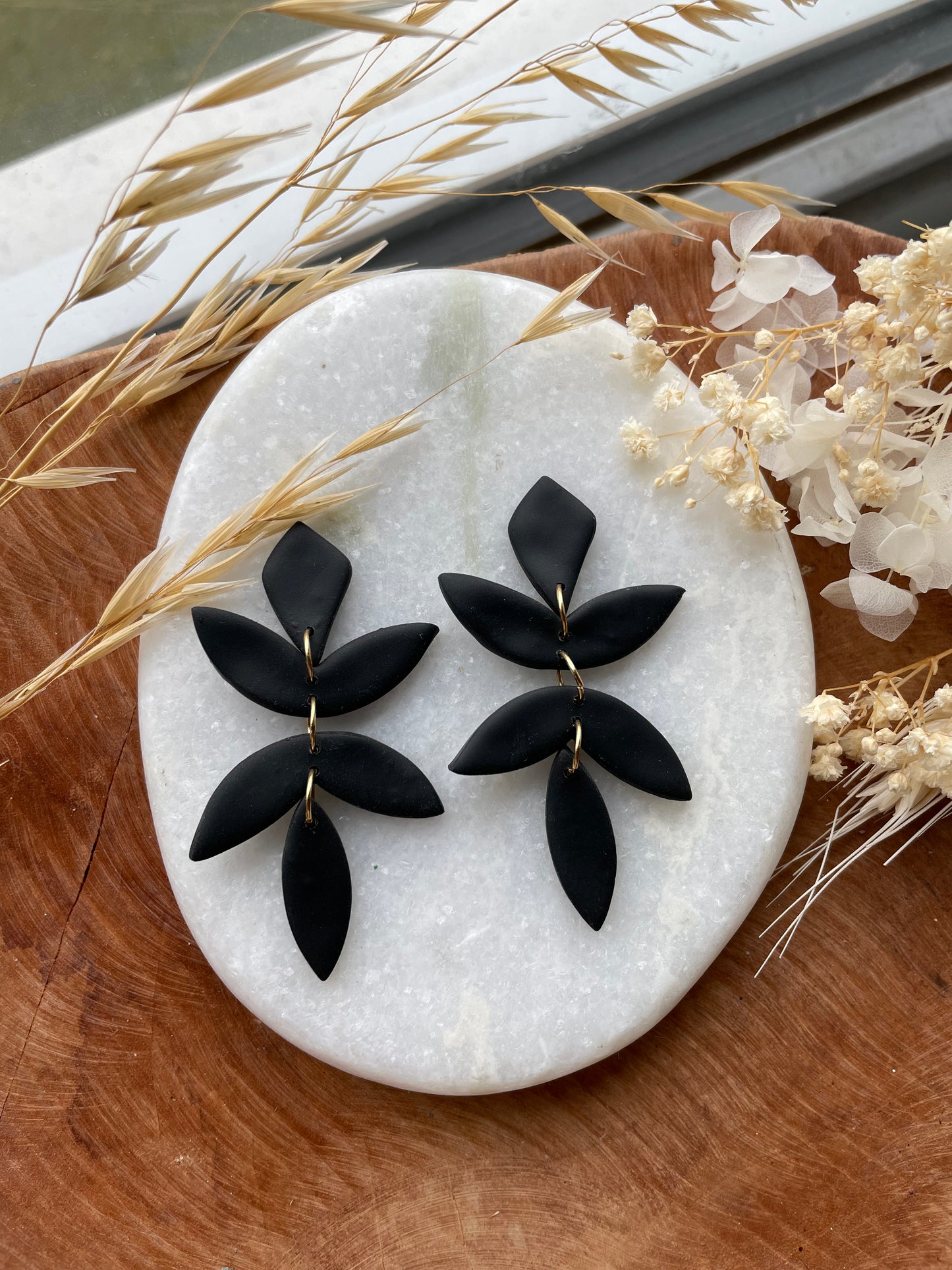 Chiara blad oorbellen - zwart