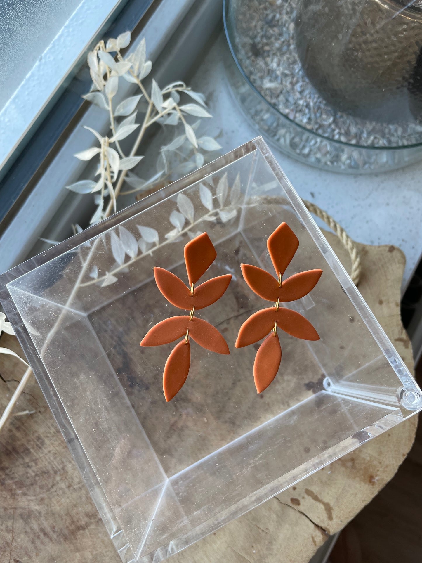 Chiara blad oorbellen - cognac