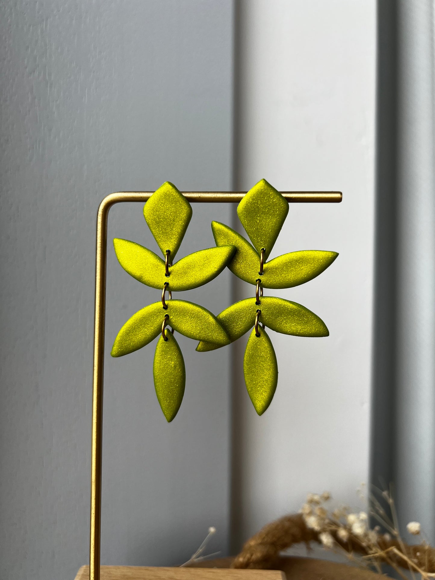 Chiara blad oorbellen - metallic groen
