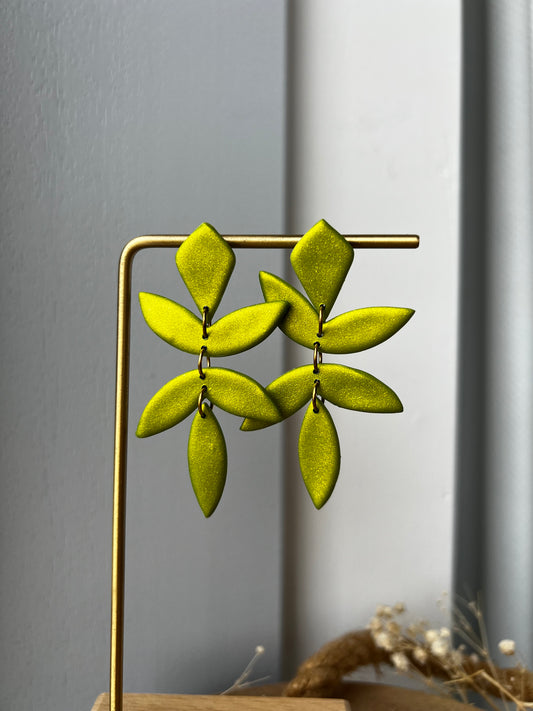 Chiara blad oorbellen - metallic groen