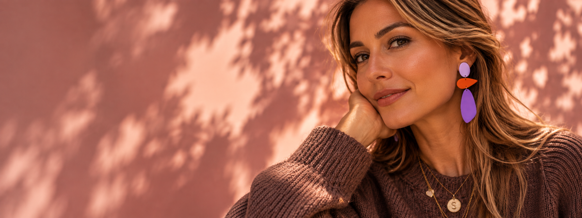 Een vrouw die Kleurrijke statement oorbellen draagt die je outfit laat spreken