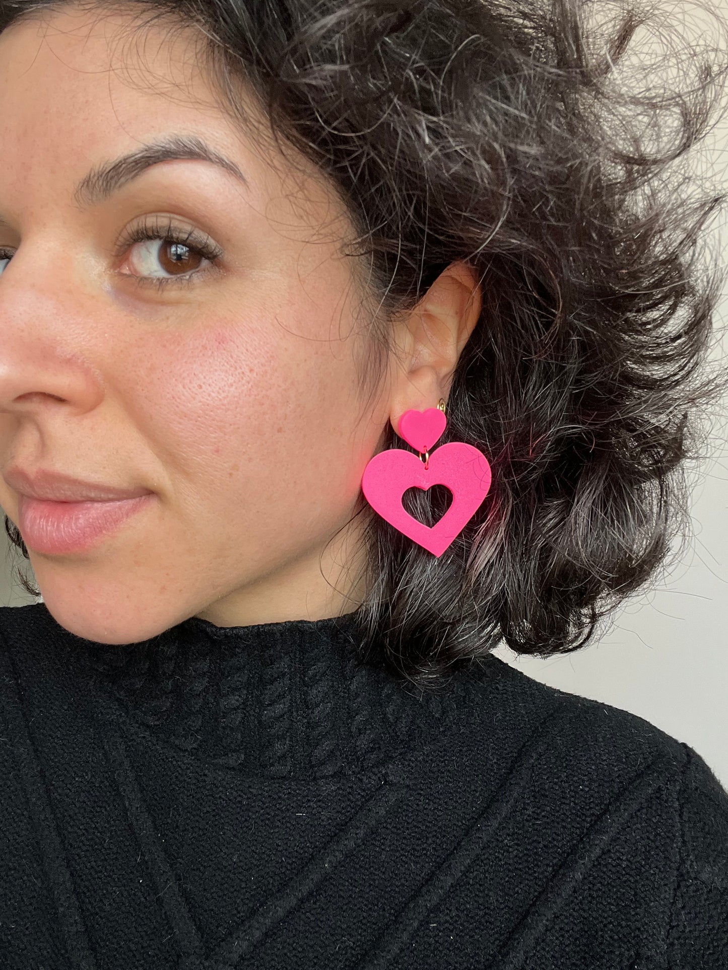 Neon roze hart oorbellen