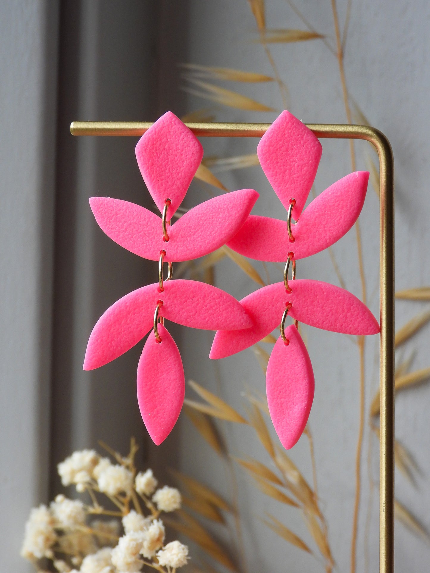 Chiara blad oorbellen - neon roze