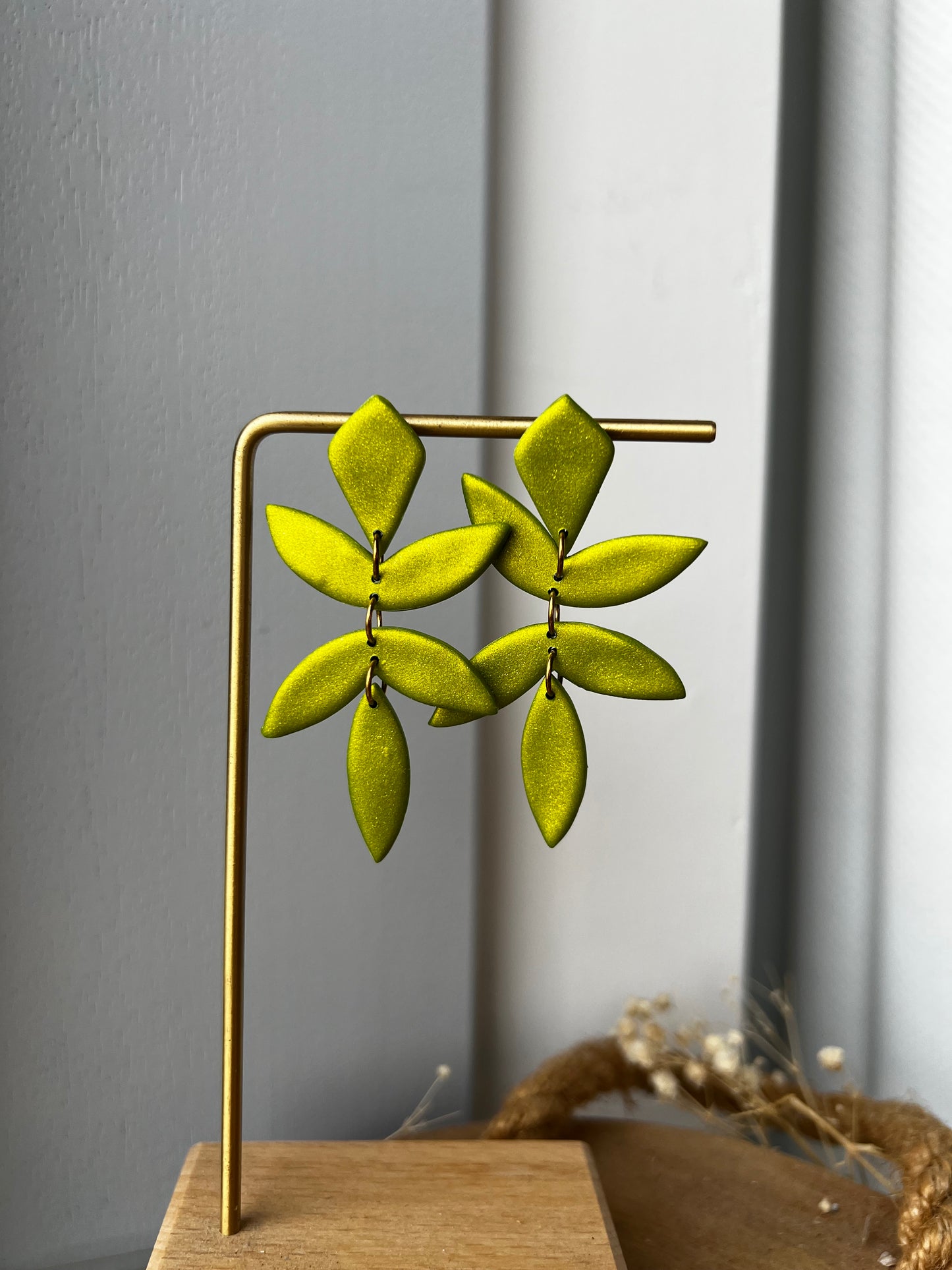 Chiara blad oorbellen - metallic groen
