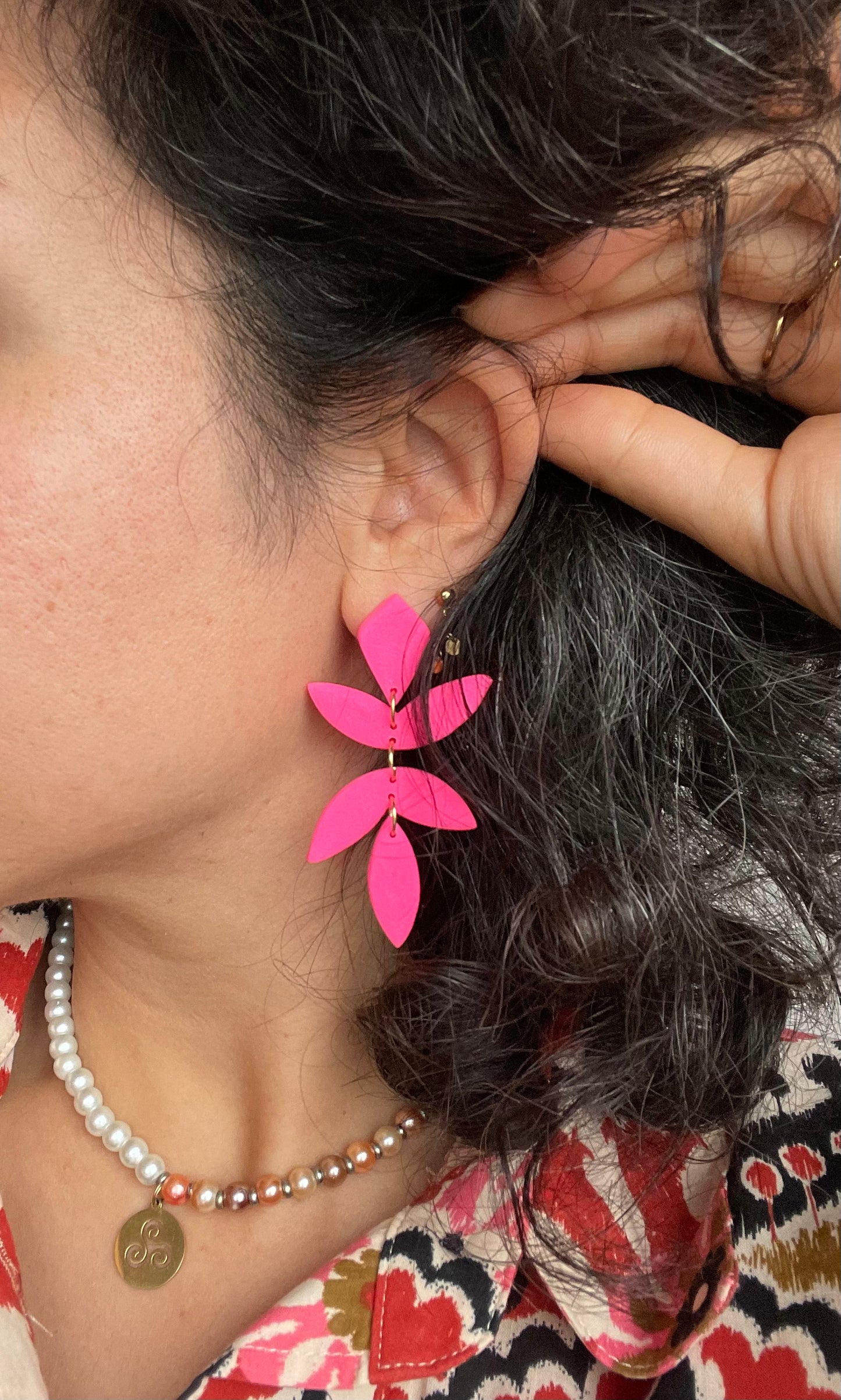 Chiara blad oorbellen - neon roze