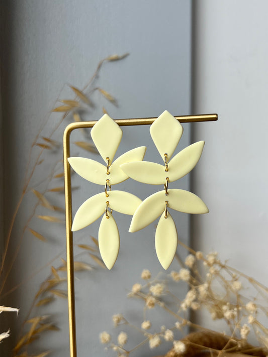 Chiara blad oorbellen - butter yellow