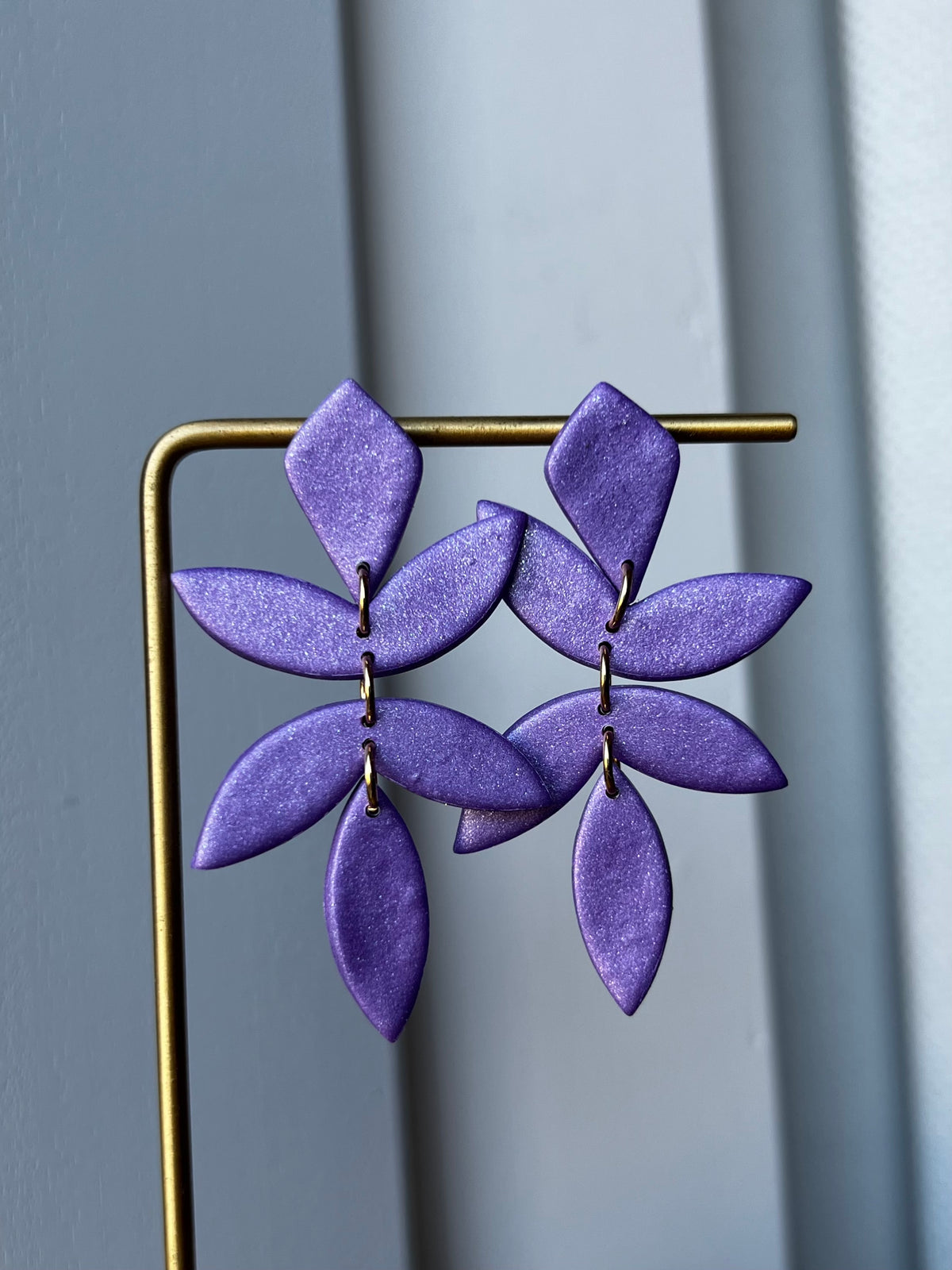 Chiara blad oorbellen - metallic paars